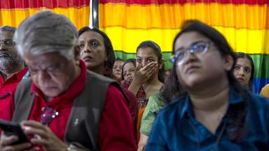 Eine Gruppe verfolgt den Beschluss über die gleichgeschlechtliche Ehe in Indien.