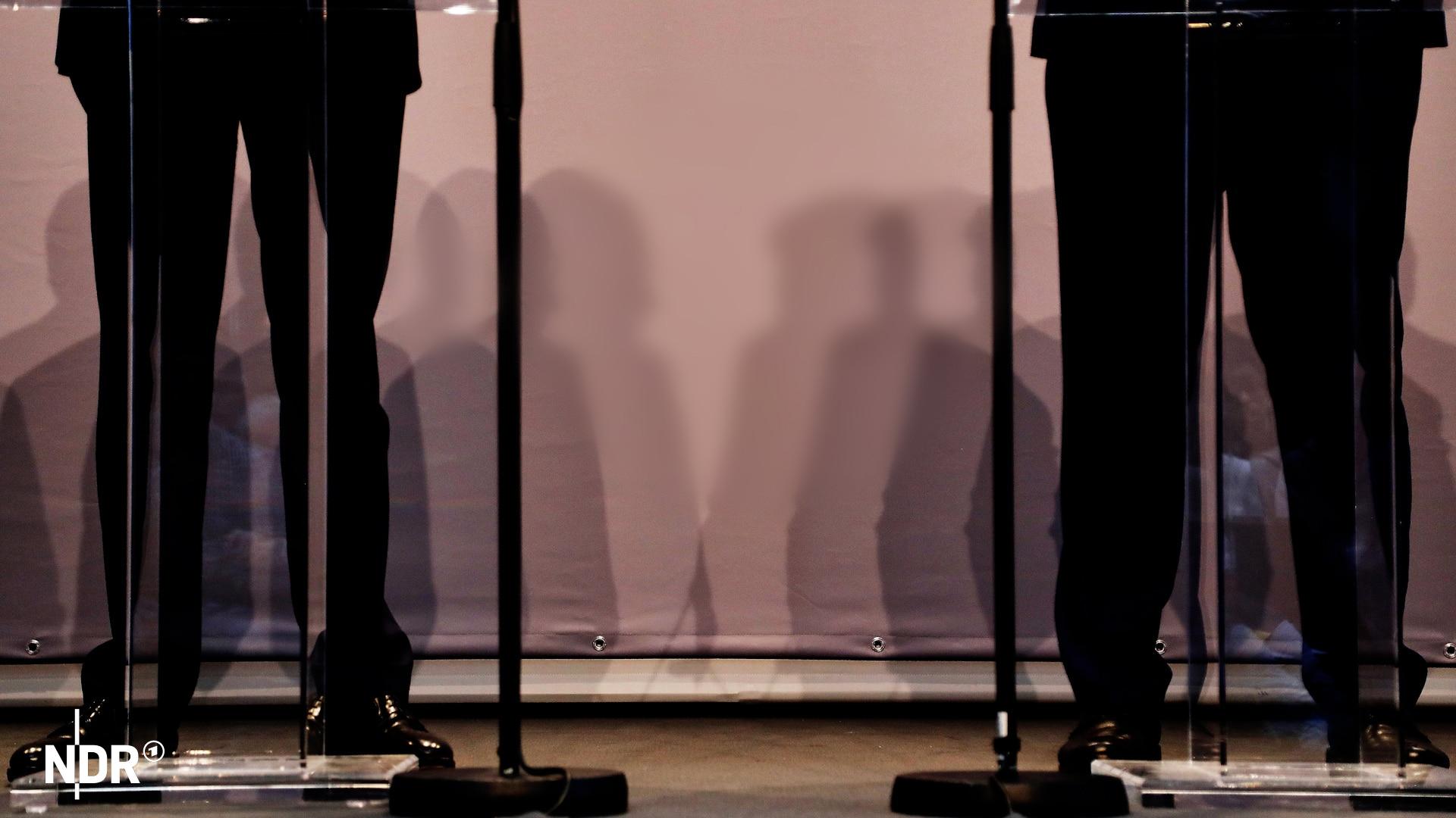 Die Beine und Schatten von zwei Politikern. | picture alliance / dts-Agentur Die Beine und Schatten von zwei Politikern.