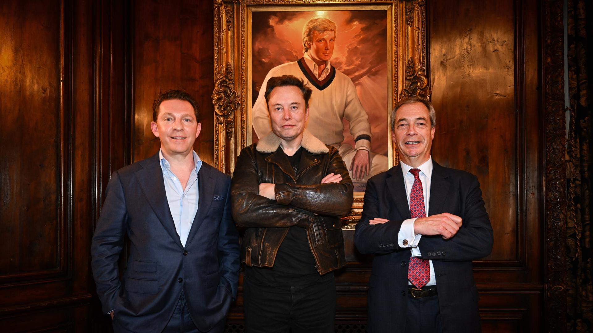 Nick Candy, Elon Musk und Nigel Farage vor einem Gemälde von Donald Trump 2024. | dpa