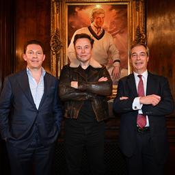 Nick Candy, Elon Musk und Nigel Farage vor einem Gemälde von Donald Trump 2024.