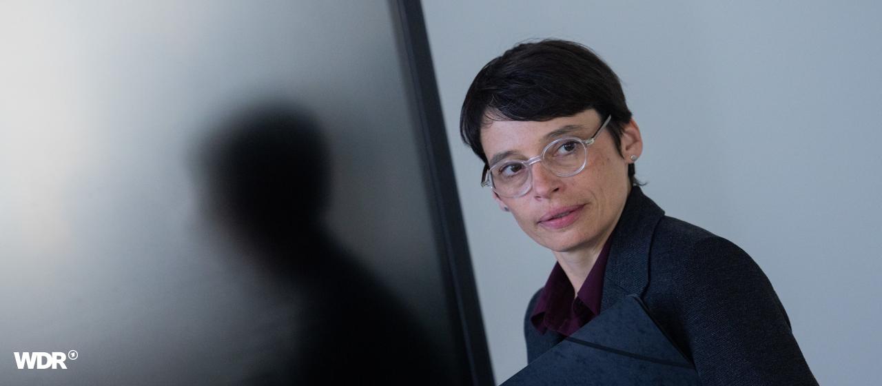 Nach Messerattacke auf Solinger Stadtfest am 23.08.2024 - Josefine Paul in einem Gespräch mit Journalisten im Ministerium