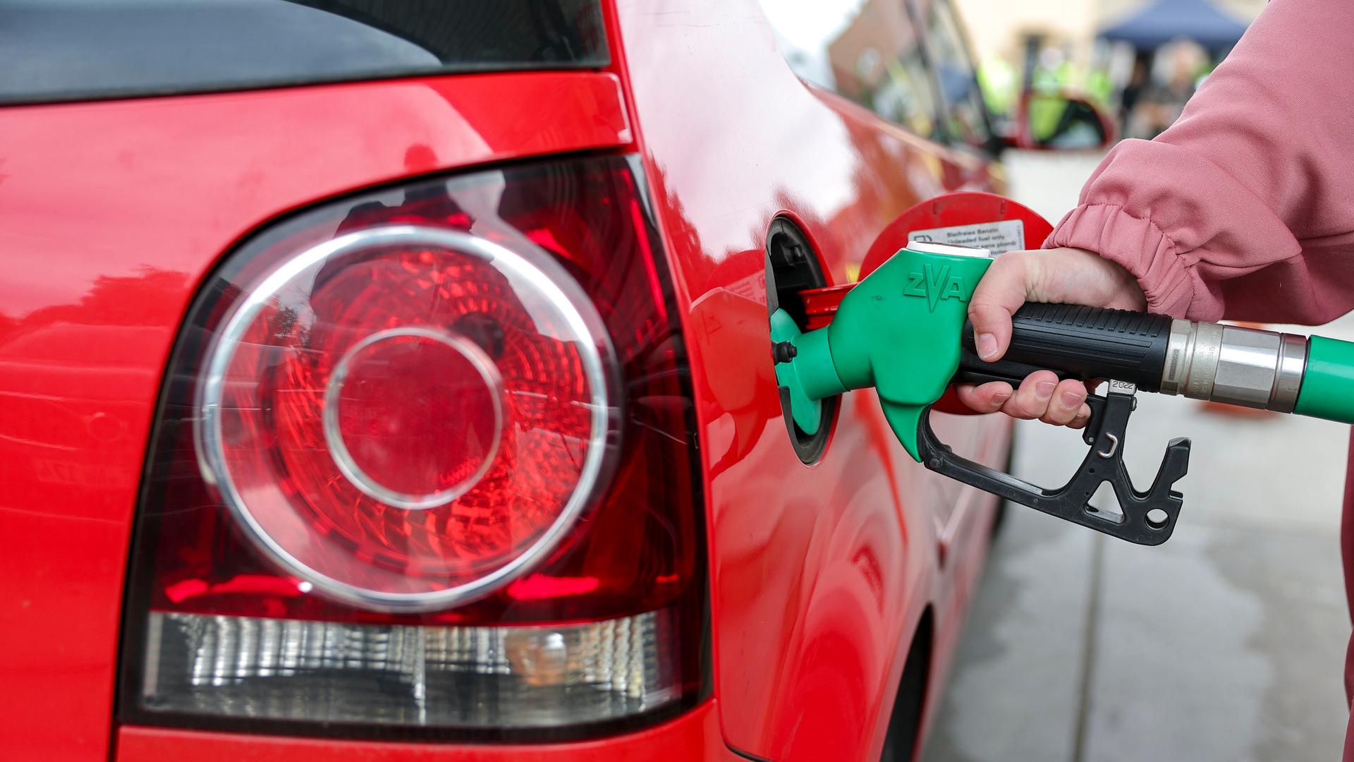 Eine Frau betankt einen VW Polo mit Super an einer Tankstelle  | Jan Woitas/dpa