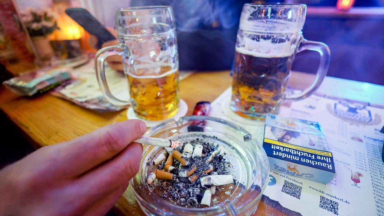 Reform der Krankenversicherung: GKV-Chef für höhere Tabak- und Alkoholsteuern