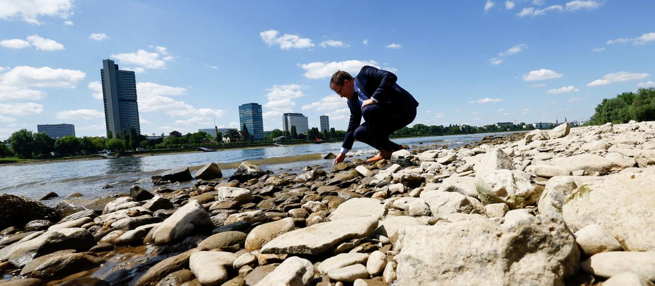 Carsten Schneider am niedrig stehenden Rhein in Bonn (aufgenommen am 19. Mai 2025)