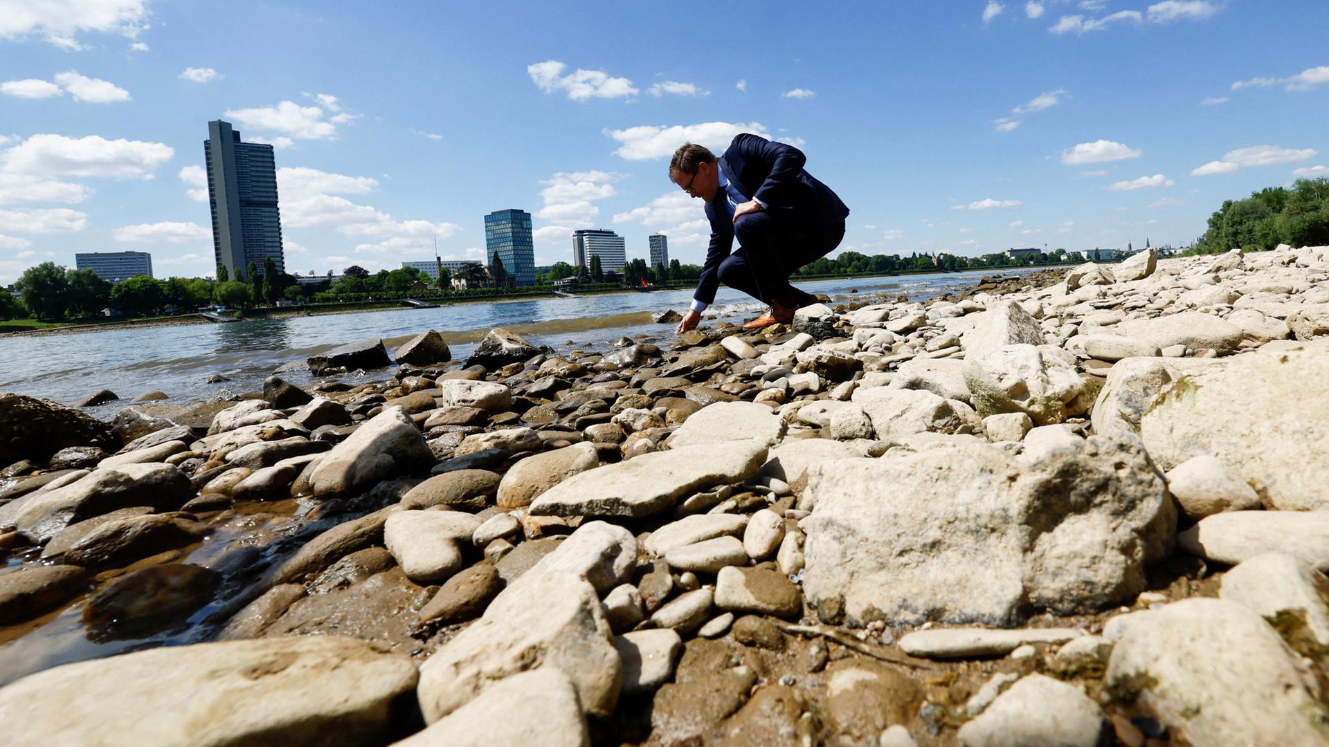 Carsten Schneider am niedrig stehenden Rhein in Bonn (aufgenommen am 19. Mai 2025) | REUTERS