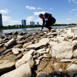 Carsten Schneider am niedrig stehenden Rhein in Bonn (aufgenommen am 19. Mai 2025)