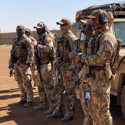 Zur Ausbildung und Beratung eingesetzte Kampfschwimmer der deutschen Marine stehen neben einem Geländefahrzeug in Tillia, Niger.